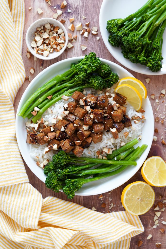 Recette de : Riz au tofu caramélisé, Brocolis Bimi® et amandes concassées